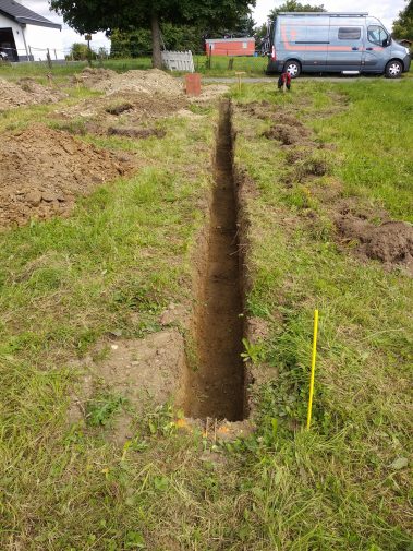 Streifen Fundament anzeichnen und mit Minibagger graben