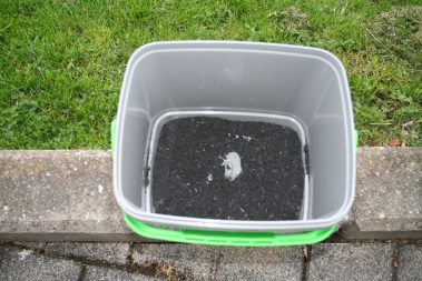 unterste Schicht über dem Sieb mit Kohle